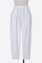 画像をギャラリービューアに読み込む, Button-Hem Gathered Pants | Shell White