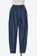 画像をギャラリービューアに読み込む, Button-Hem Gathered Pants | Indigo
