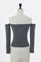 画像をギャラリービューアに読み込む, Wool Cashmere Off-Shoulder Knit | Charcoal Grey
