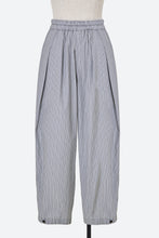 画像をギャラリービューアに読み込む, Button-Hem Gathered Pants | Citrine

