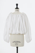 画像をギャラリービューアに読み込む, Silk Off-Shoulder Gathered Blouse | Shell White
