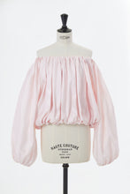 画像をギャラリービューアに読み込む, Silk Off-Shoulder Gathered Blouse | Shell White
