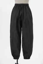 画像をギャラリービューアに読み込む, Silk Gathered Pants | Shell White
