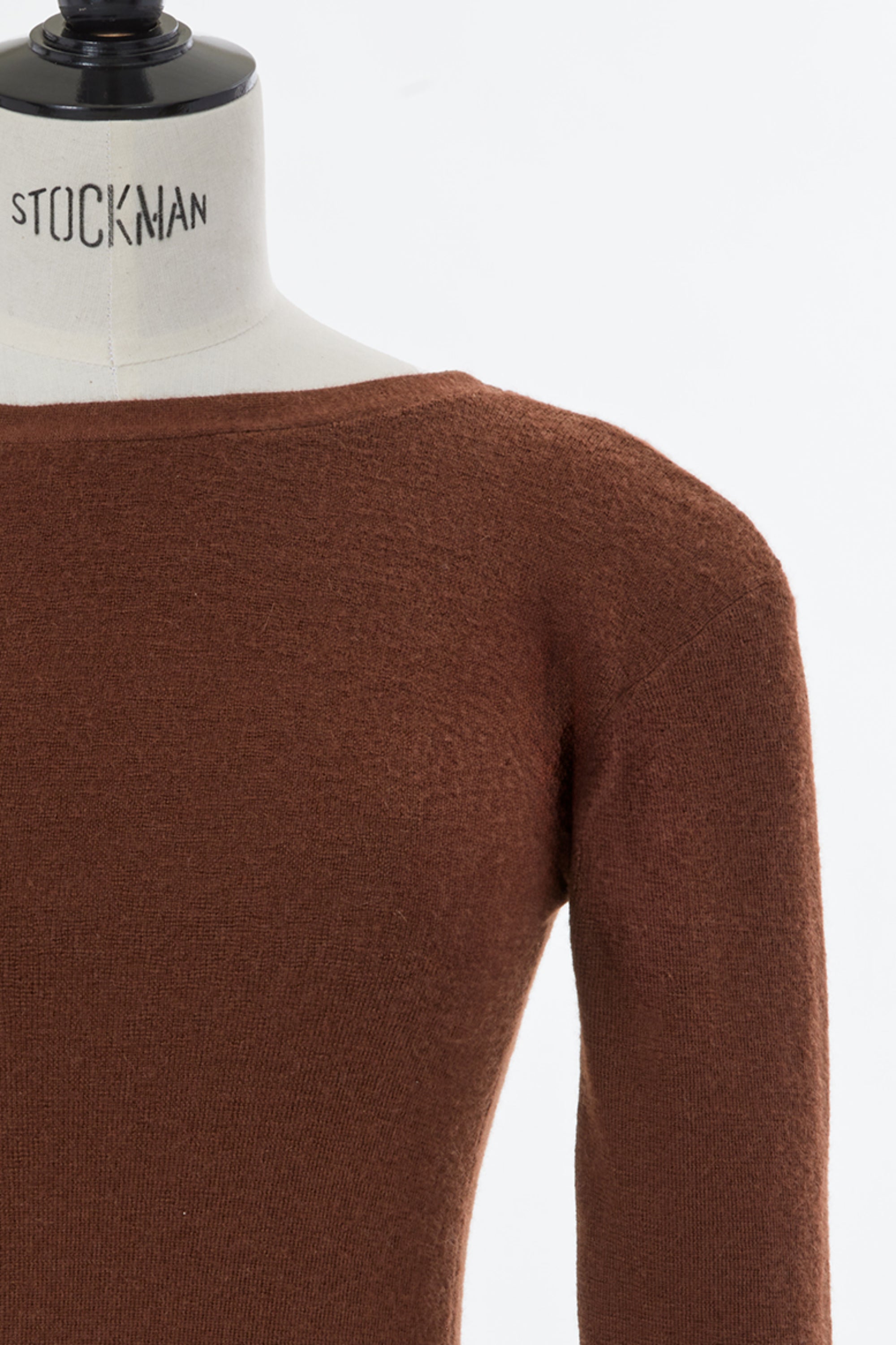 マイラン　カシミア　ニット Cashmere V-Neck Asymmetrical Knit with MYLAN Logo | Red – MYLAN